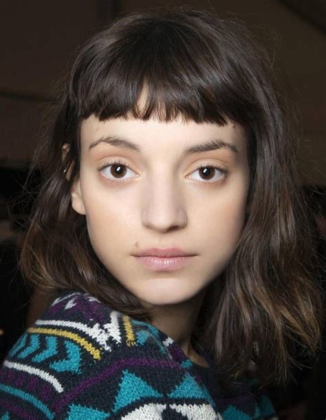 Frange courte cheveux mi-longs | Frange courte, Cheveux mi ...