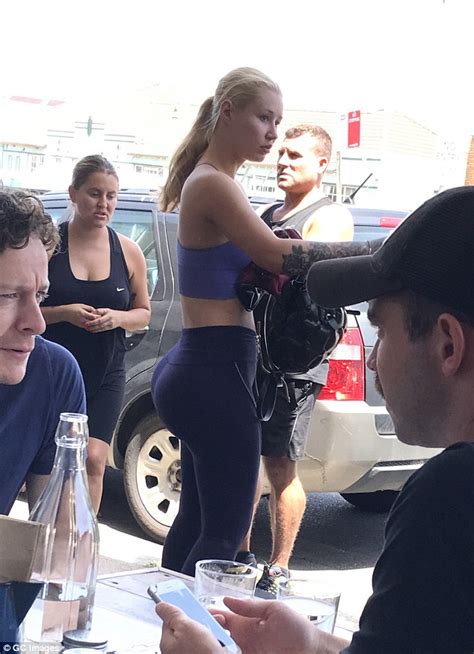 Iggy Azalea Flaunts Very Pert Derriere In Tight Leggings And Gym Bra Daily Mail Online