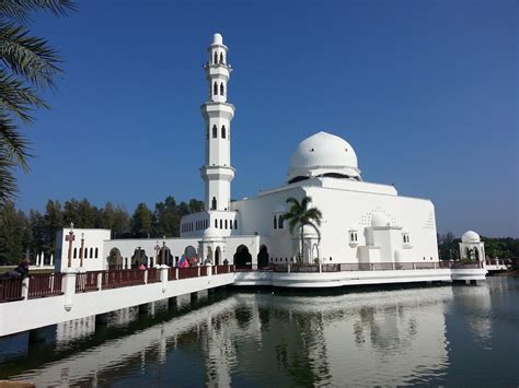 Kuala terengganu is the state capital of terengganu, on the east coast of peninsular malaysia. This is Our Story: Terengganu : Masjid Terapung