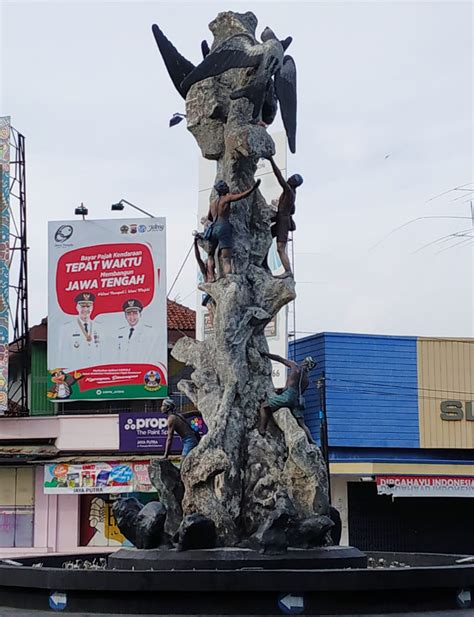 Pasar gombong ke ska kebumen / gombong online. Tugu Lawet Ikonnya Kota Kebumen