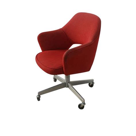 The saarinen executive chair, remaining one of knoll's most popular designs, transformed the notion of executive with its sculptural form and modern finishing. Saarinen for Knoll Executive Task Chair ( abs07 ) at 1stdibs
