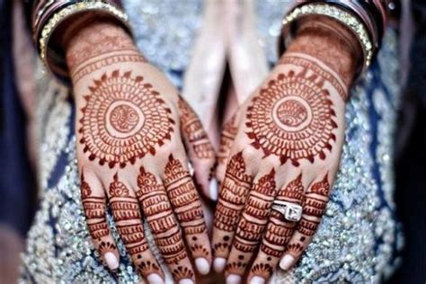 Girls love to apply back hand mehndi designs on their backhands as it looks incredible and beautiful. Round Mehndi Tiki Designs Collection ~ Pakistani Mehandi ...