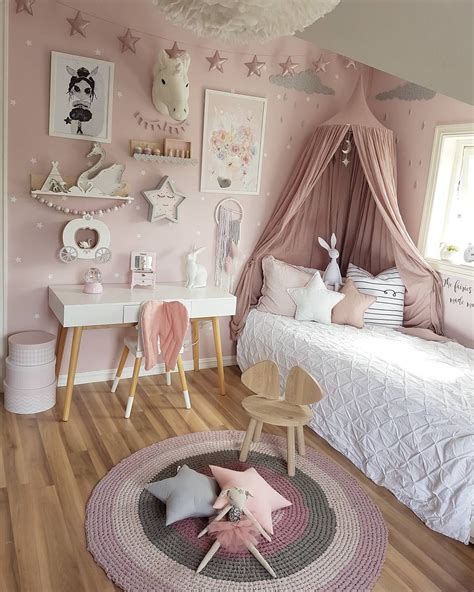 Vous êtes à la recherche d'une jolie décoration pour la chambre de votre petite fille? Idee Deco Chambre Petite Fille 2021 - sweepingmama.com