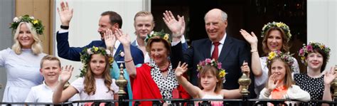 Den danske kongefamilien har nettopp ofret seg i sommerritualet som markerer ferienes start: Kongefamilien - kongehuset.no