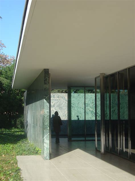The foundation mies van der rohe was set up in 1983 by the barcelona city hall with the initial purpose of reconstructing the german pavilion besides conserving and disseminating knowledge about the mies van der rohe pavilion, this place today also fosters debate on and awareness of. Barcelone - Pavillion de l'Expo. Universelle de Mies Van ...