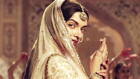 Delhi mei deepika ne deewani mastani song ko launch kiya, jahan wo embroidered lace pink anarkali mei super gorgeous lag rahi thi. Bajirao Mastani movie review by Deepika Padukone | Catch News