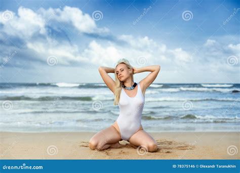 Donna Nel Costume Da Bagno Bianco Sulla Spiaggia Fotografia Stock