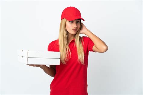 Entregadora De Pizza Segurando Uma Pizza Isolada Na Parede Branca Com
