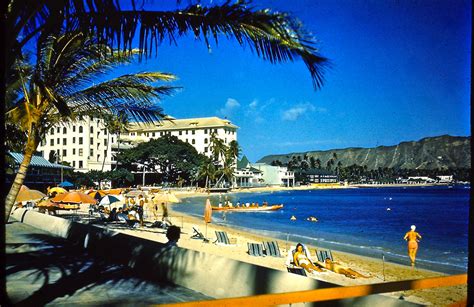 25 Vivid Color Snapshots Of Everyday Life In Honolulu During The 1950s