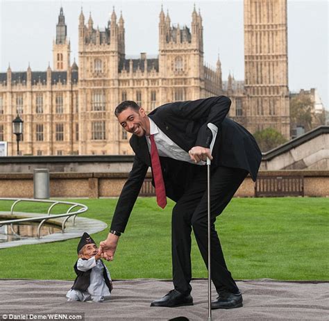 Shortest Man Ever 215ins Meets Tallest Living Person 8ft 1in For