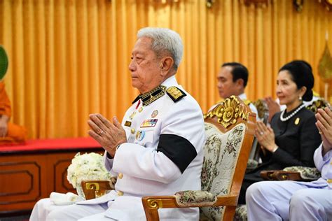 15 ปีผ่านไป คำว่า นายกพระราชทาน กลับมาอีกครั้ง ในวันที่ความนิยมในตัวของ ประยุทธ์ จันทร์โอชา นายกรัฐมนตรี และคณะรัฐมนตรี. "ประธานองคมนตรี"เป็นประธานพิธีพระราชทานน้ำหลวงอาบศพบิดา ...