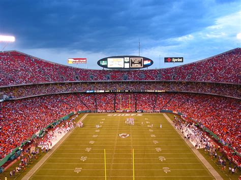 The kansas city chiefs are a professional american football team based in kansas city, missouri. GT: Denver Broncos (1-0) @ Kansas City Chiefs (1-0) - TNF ...