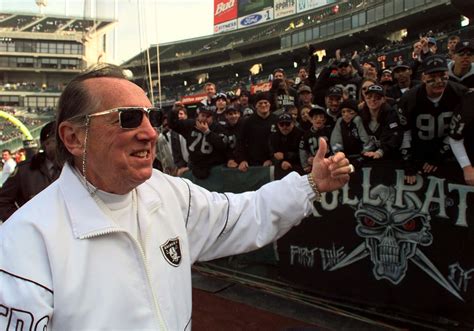 Oakland Raiders Owner Al Davis Dies At 82 The Washington Post