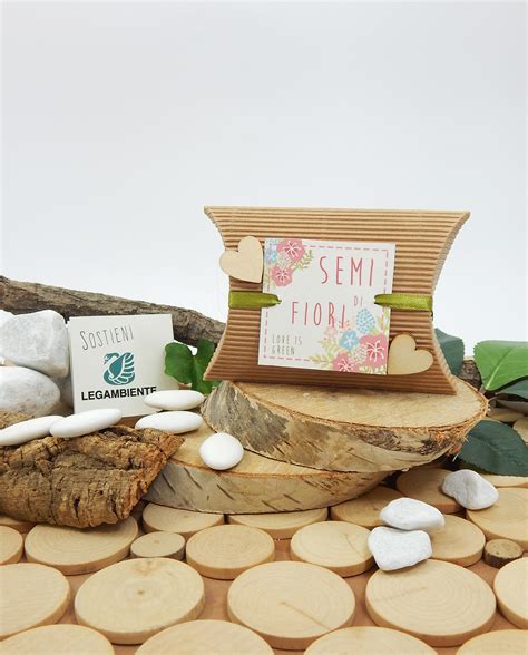 Scopri le offerte e compra da uno dei nostri negozi partner! Bomboniera scatolina cartoncino con semi misti da piantare Legambiente "love is green" - Mobilia ...