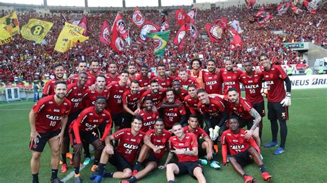 Gerson assina camisa do flamengo que ficará no museu do clube; Promessa do Flamengo deve ser titular pela 1ª vez no ...