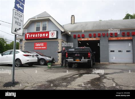 Firestone Auto Repair Shop Hi Res Stock Photography And Images Alamy