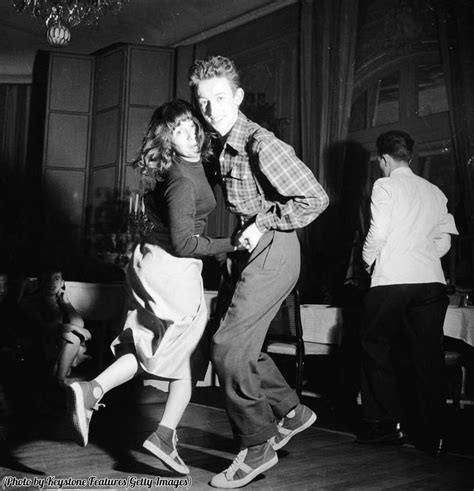 A Couple Swing Dancing In A Nightclub In Paris 1949 Lindy Hop Dançarina Música Dançante