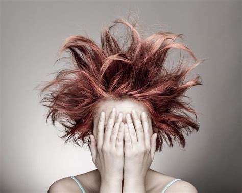 Patient bizarre : cette maladie qui rend les cheveux incoiffables