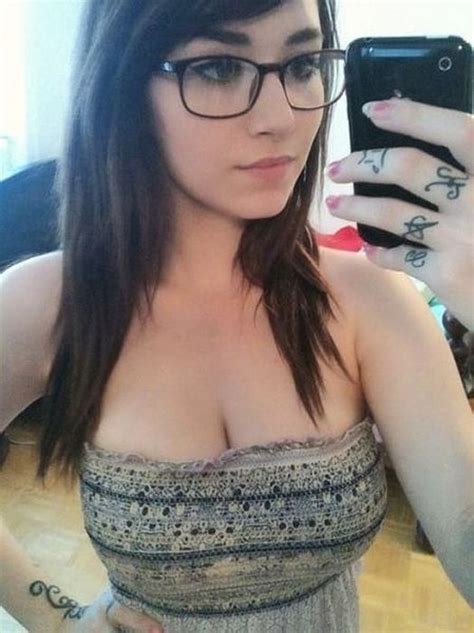 Sexy Girls Wearing Glasses Pics