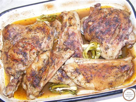 Carne de miel, usturoi, unt, ulei de masline, foi de dafin, cimbru, rozmarin, vin, sare si piper. Friptura de miel la cuptor | www ...