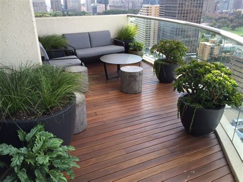 desain taman mungil  balkon apartemen lahan terbatas bukan masalah