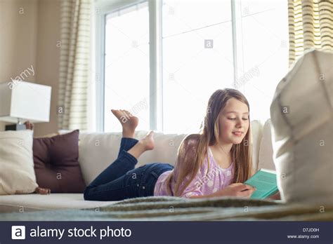 Junges Mädchen Buch Auf Sofa Stockfotografie Alamy
