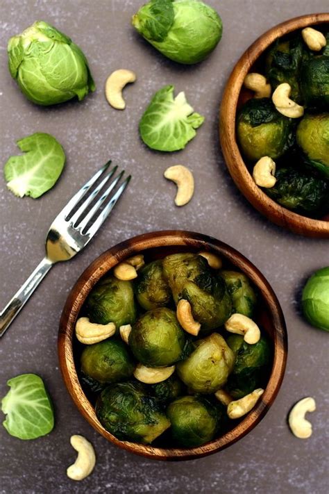 Remplissez une casserole d'eau, salez légèrement et ajoutez les têtes de choux de bruxelles hachées. Choux de Bruxelles caramélisés au miel et vinaigre ...