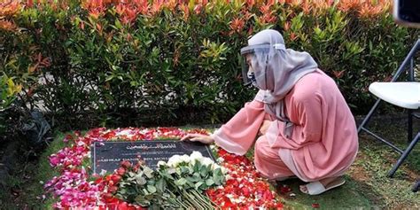 Check spelling or type a new query. BCL Bersimpuh di Makam Ashraf, Netizen Bilang 'Sayu, Sedih Banget' | merdeka.com