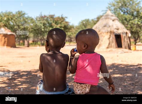 Zwei Himba Kinder Sitzen Im Schatten Fotos Und Bildmaterial In Hoher