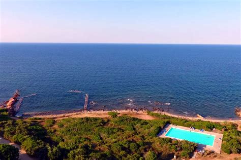 Wohlige wärme an der kaminbar nach strandspaziergang, sauna und schwimmbad. Haus Sardinien am Meer, nur 90 Meter vom Wasser - Traumvillen