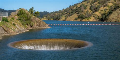 Η glory hole είναι φτιαγμένη έτσι ώστε τα ύδατα που εισέρχονται μέσα της να βγαίνουν σε έναν ποταμό κάτω από το φράγμα monticello. Watch the world's largest drain 'The Glory Hole' empty ...