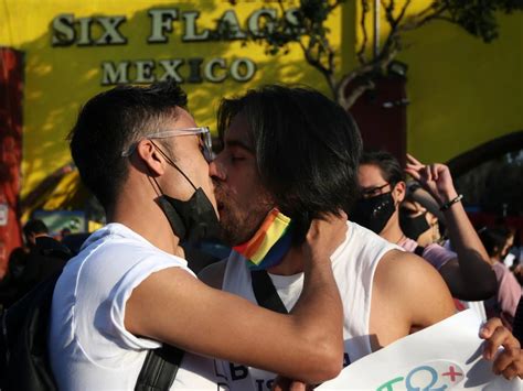 entre bailes y risas así fue el besotón en six flags tras polémica por discriminación infobae