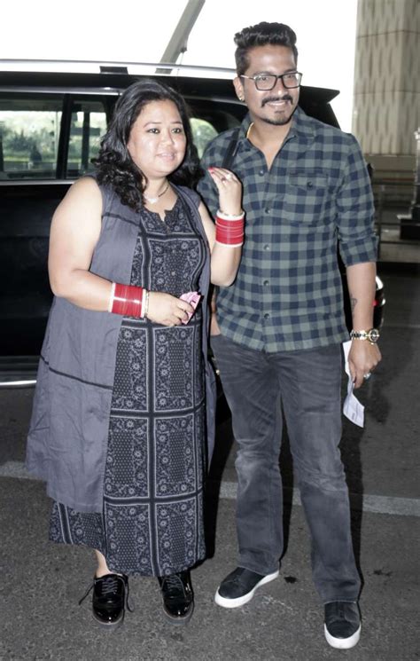 In Pics Newlywed Bharti Singh Twinning In Black With Husband Haarsh Limbachiyaa At Mumbai Airport