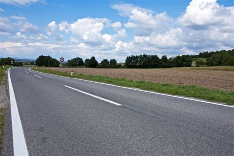 Straight Asphalt Road Leading Into The Distance — Stock Photo