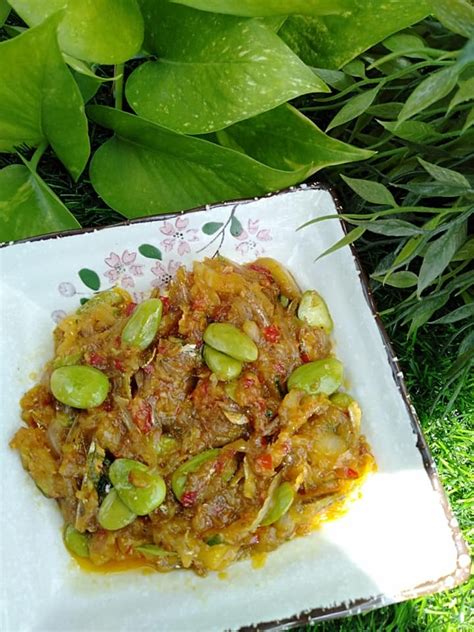 Masukkan cili api dan ikan bilis tumbuk, masak sebentar hingga naik bau harum dan garing. Sambal Petai Tempoyak Ikan Bilis - Tasty Malaysia
