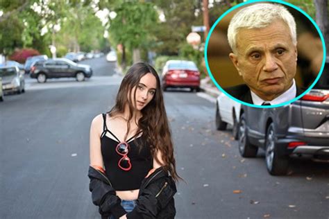 Know About Rose Lenore And Dad Robert Blake S Relationship After Her Mom S Murder Superbhub