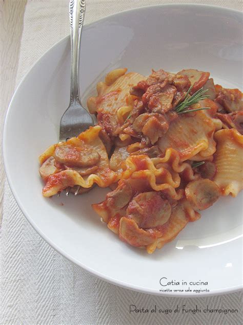 Di solito, compro quelli grandi, per avere meno lavoro ma capita che per distrazione si sceglie una confezione con funghi piccoli. Pasta al sugo di funghi champignon | Catia in cucina