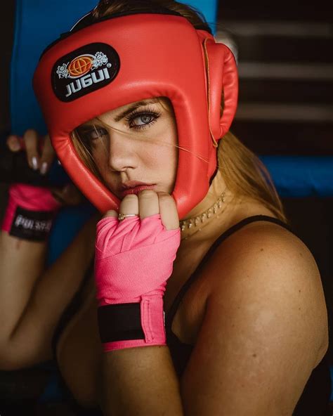 Pin By Green Man On Boxing In 2021 Boxing Girl In Ear Headphones