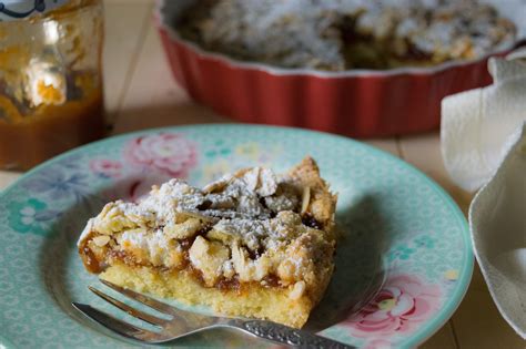 Per realizzare questa semplicissima marmellata avremo bisogno solo di frutta, zucchero e un po' di cannella in polvere. Sbriciolata con marmellata di albicocche