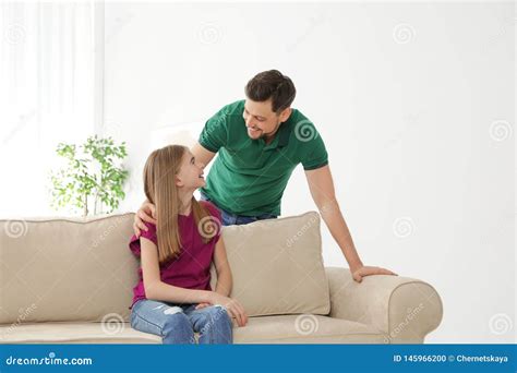 Padre Que Habla Con Su Hija Del Adolescente Foto De Archivo Imagen De Atractivo Junto
