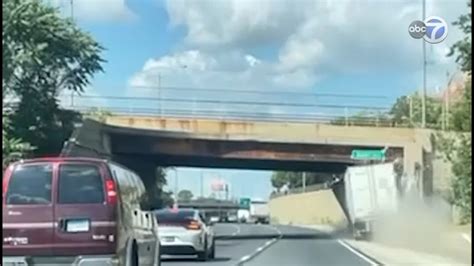 I 290 Crash Semi Truck Caught On Camera Swerving Driving Erratically