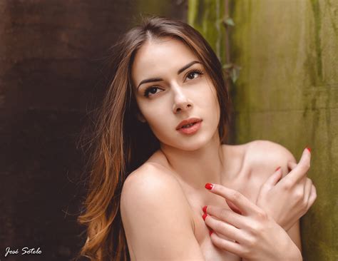 Fondos de pantalla mujer modelo morena retrato uñas rojas Mujeres al aire libre Mirando