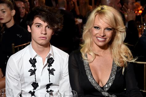 Celebrity Entertainment Pamela Anderson Stuns On The Red Carpet