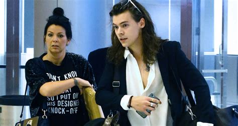 Harry Styles Jets Off To Miami With His Mom After Holidays Harry Styles One Direction Just
