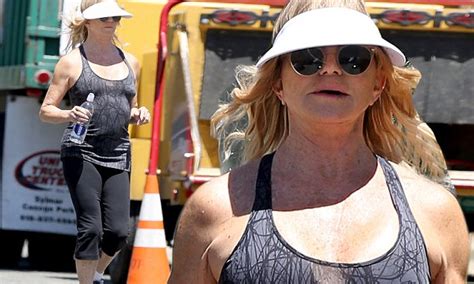 Goldie Hawn Shows Off Fab Body At 71 As She Goes Jogging Daily Mail