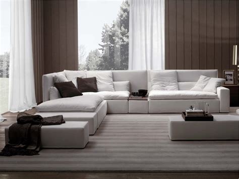 Da oltre 20 anni poltronesofà realizza divani e poltrone, rigorosamente fatti a mano. DOMINO | High-back sofa By Frigerio Salotti