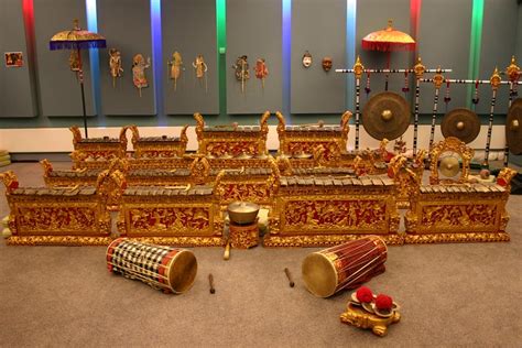 Bonang merupakan alat musik pukul khas jawa dengan 5 buah jenis nada yang biasa dimainkan bersamaan gamelan. Gamelan Bali, Alat Musik Tradisional Khas Bali - Cinta Indonesia