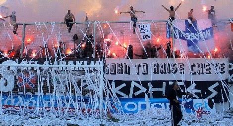 Λίγο μετά τις 8 το βράδυ και μετά από διαβουλεύσεις της παε οφη και αυτής του πλατανιά με την αστυνομία άνοιξε η θύρα 4 του γηπέδου του οφη για όσους φιλάθλους έχουν εισιτήρια και δεν έχουν. OΦΗ | ΑΓΙΑ ΒΑΡΒΑΡΑ. CLUB: ΦΩΤΟΓΡΑΦΙΕΣ ΟΦΗ