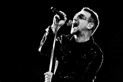 Incorporating elements of electronics into their rock construct, u2 created a new sound with achtung baby. U2// = Sombras e Árvores Altas: RPM PHOTO - U2 360° At The ...