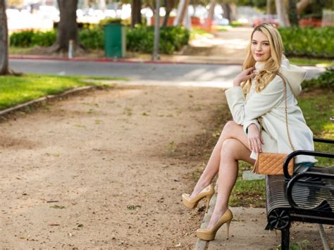 Красивая девушка фотомодель Кенна Джеймс сидит на лавке в парке обои